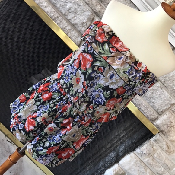 Black Floral sleeveless ruffle romper - Picture 2 of 5